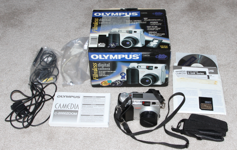 Olympus camedia C-2000 dikgital camera kit
